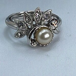 Vintage Avon size 7.5 ring faux pearl fan rhinestone decor
